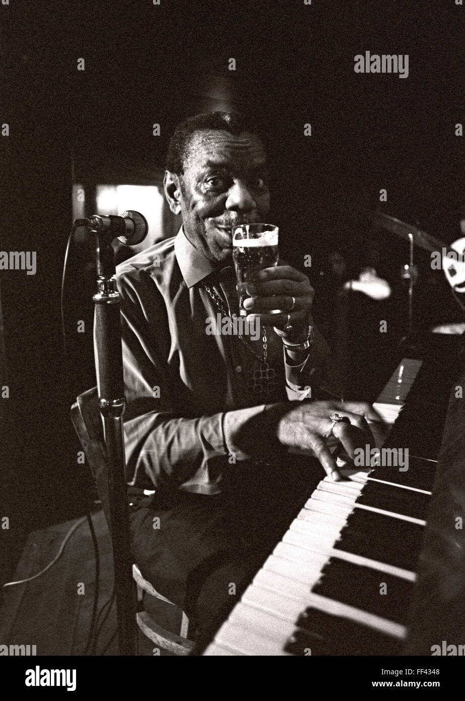 Champion Jack Dupree war eine New Orleans Blues und Boogie Woogie Pianist,  Barrelhouse "Professor" spielen in Halifax, England er in den 70er und 80er  Jahre lebte Stockfotografie - Alamy