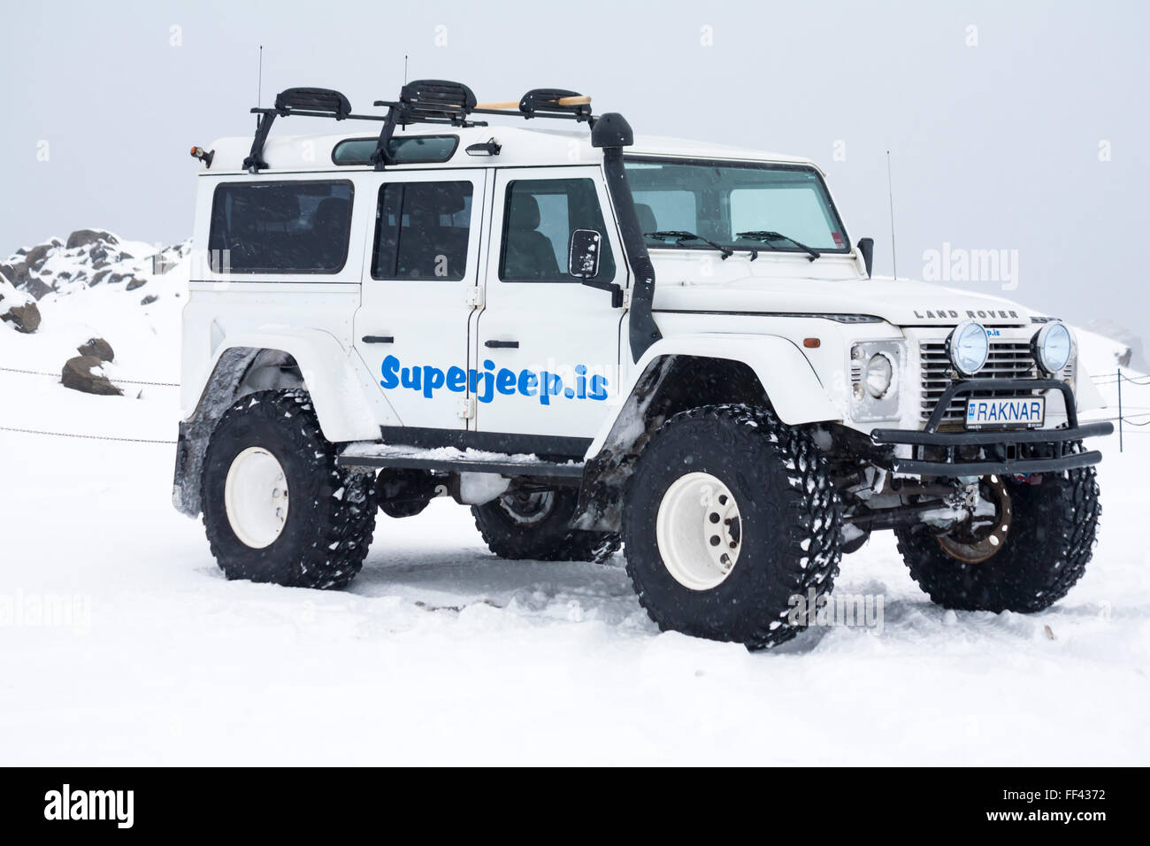 Superjeep Land Rover im Schnee in Island im Januar geparkt - Super Jeep Stockfoto