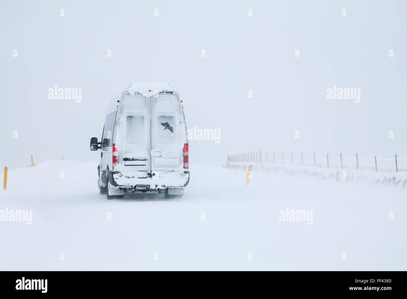 Van fahren durch Whiteout verschneiten Bedingungen in Island im Januar Stockfoto