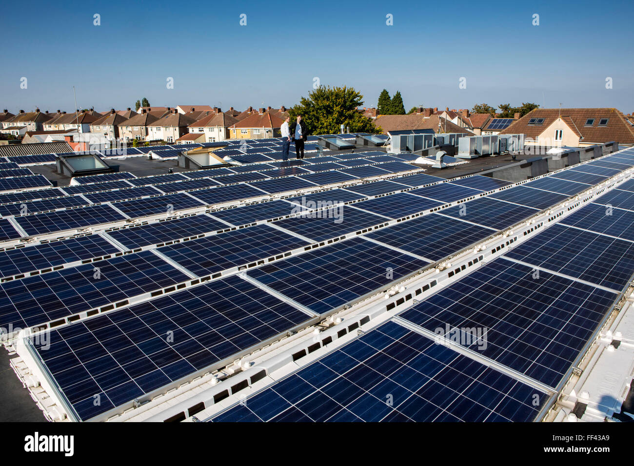 Auf dem Dach des Medienzentrums Knowle West 25kW-Solarmodulfelds. Unterstützt von Bristol Energie, einer gemeindeeigenen Energie Genossenschaft wächst mehr Bristol lokale grüne Energieversorgung und die Vorteile für alle zugänglich zu machen. Bristol, UK. Stockfoto