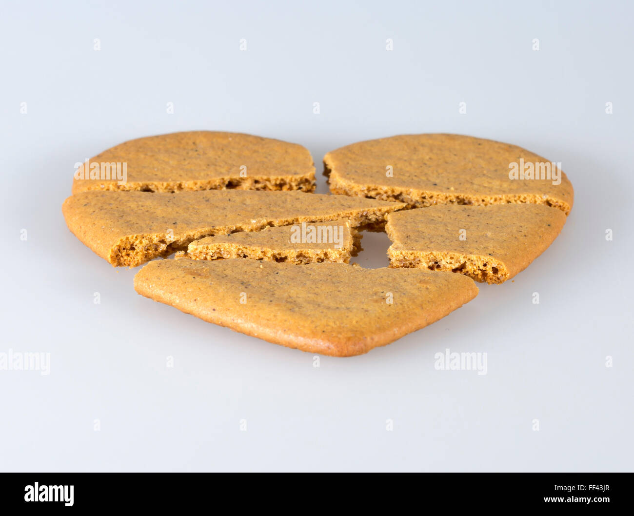 Lebkuchen Herz in Stücke gebrochen. Stockfoto