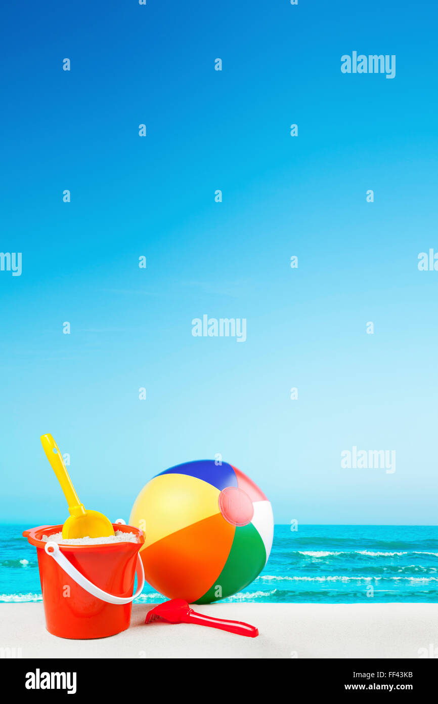 Spielzeug für den Strand an einem wunderschönen weißen Sandstrand im Sommer. Stockfoto