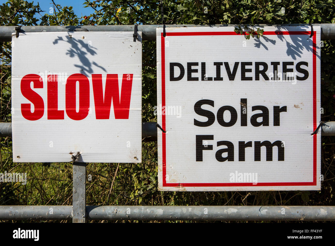 Der Solarpark Lieferung Schild Braydon Manor Farm Website wo Solarcentury begann mit dem Bau von Wiltshire Tierwelt Gemeinschaft Energie (WWCE) 5MWp gemeindeeigenen Solarpark. Über 18 Hektar mehr als 18.000 Sonnenkollektoren installiert werden und das Sonnensystem erzeugt genug Energie, um mehr als 1.400 Haushalte und 2.500 Tonnen Kohlendioxid pro Jahr zu sparen Stockfoto