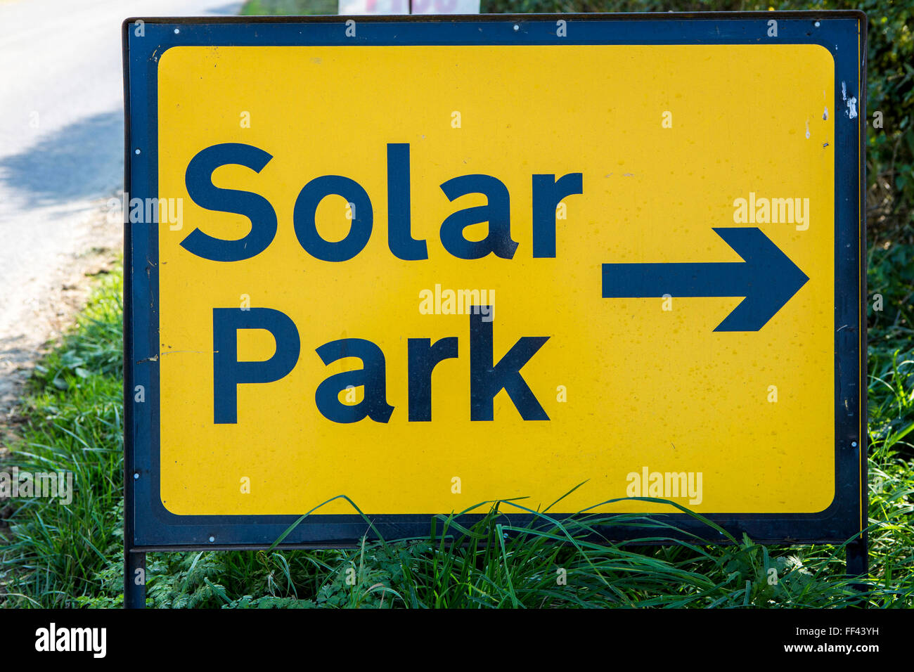 Der Solarpark Schild Braydon Manor Farm Website wo Solarcentury begann mit dem Bau von Wiltshire Tierwelt Gemeinschaft Energie (WWCE) 5MWp gemeindeeigenen Solarpark. Über 18 Hektar mehr als 18.000 Sonnenkollektoren installiert werden und das Sonnensystem erzeugt genug Energie, um mehr als 1.400 Haushalte und 2.500 Tonnen Kohlendioxid pro Jahr zu sparen Stockfoto