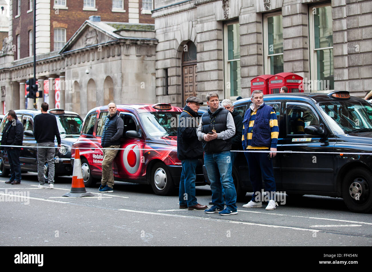 London UK 10. Februar 2016 Tausende Taxifahrer bringen Verkehr zum Stillstand mit Whitehall Demonstration von United Taxifahrer Gruppe gegen Uber. Schwarzen Taxifahrer bringt Verkehr zum Stillstand in Westminster mit einem Protest vor Downing Street heute Nachmittag - sagen, sie kämpfen um ihre Existenz zu verteidigen. Bildnachweis: Dinendra Haria/Alamy Live-Nachrichten Stockfoto