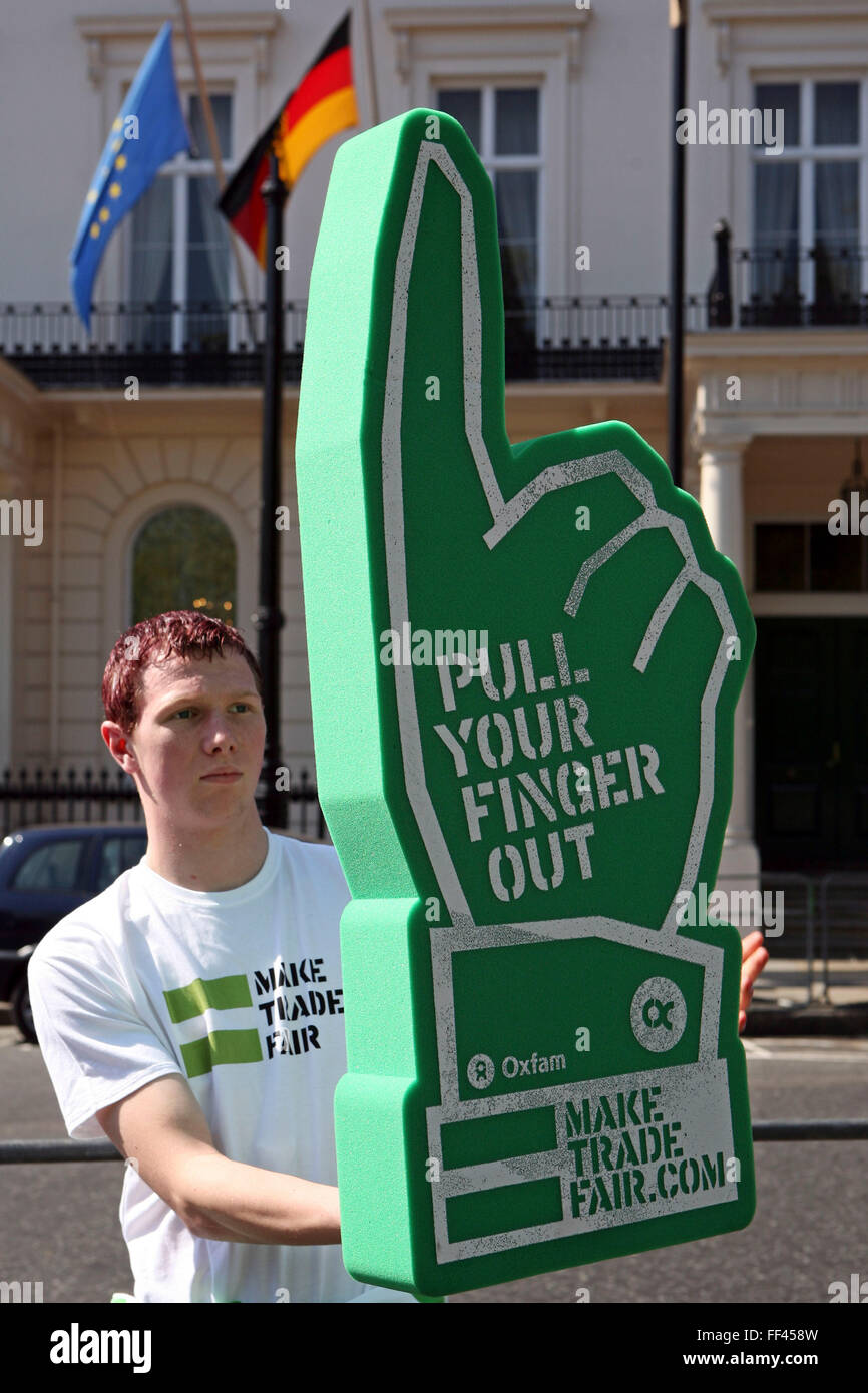 Oxfam / Handelsgerechtigkeit Unterstützer vor der deutschen Botschaft, Belgrave Square, London SW1 Stockfoto