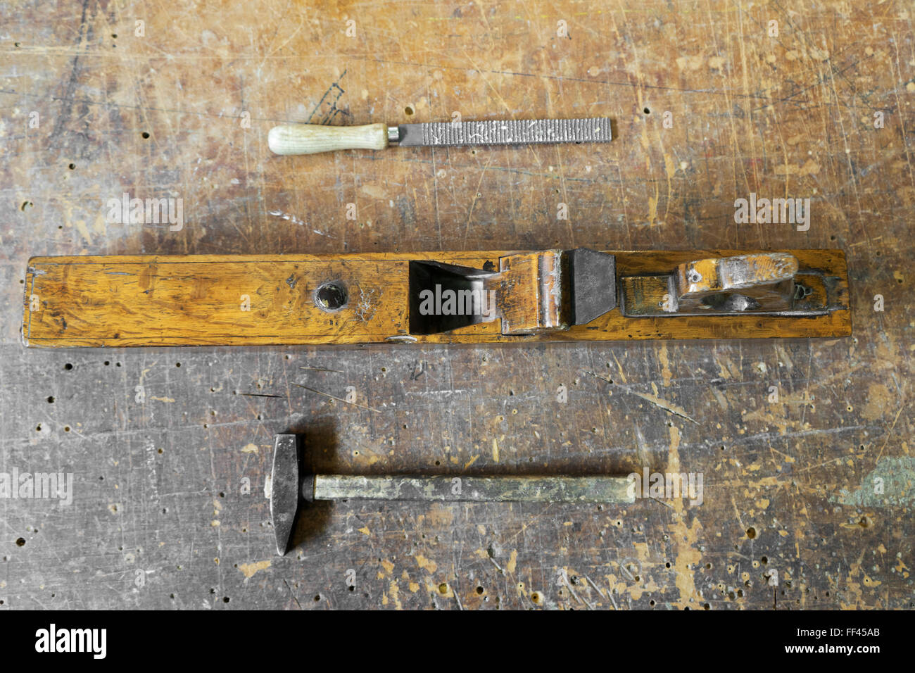 Alten Schreiner Werkzeuge Hobel, hammer und Raspel auf einem Vintage Holz-Hintergrund Stockfoto