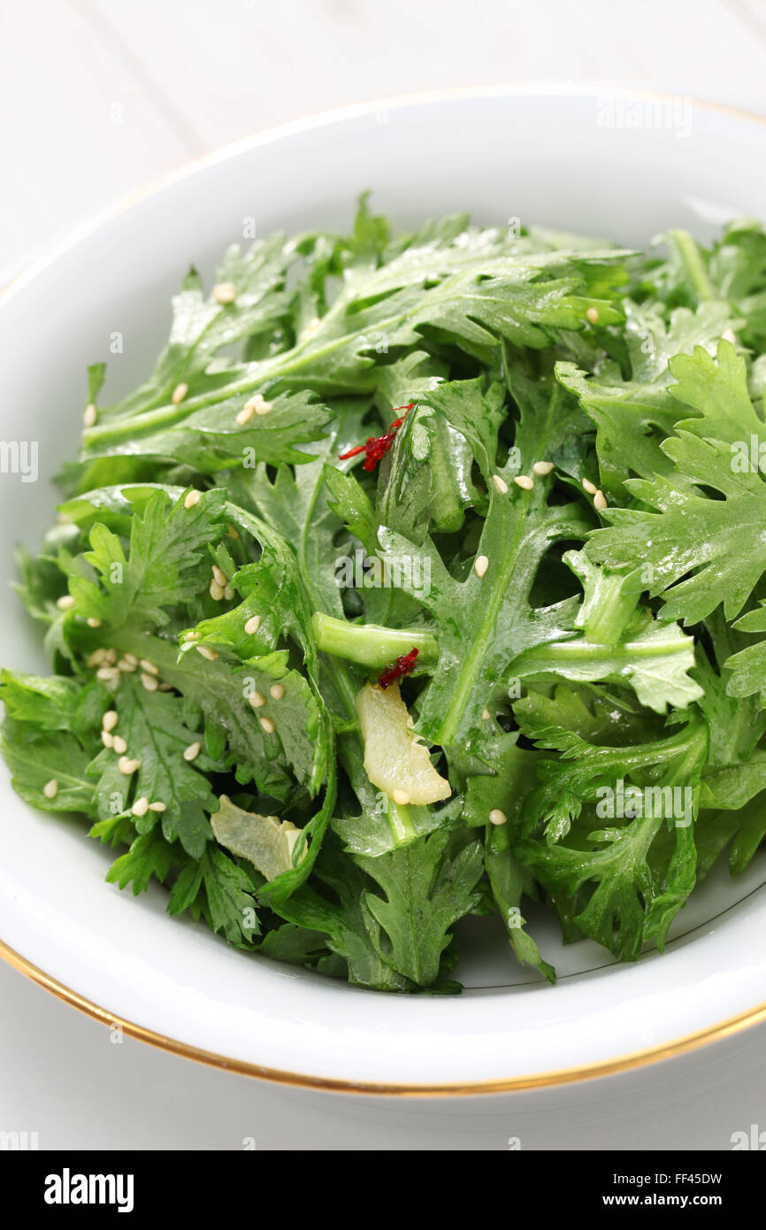 Crown Daisy Salat mit Sesam Stockfoto