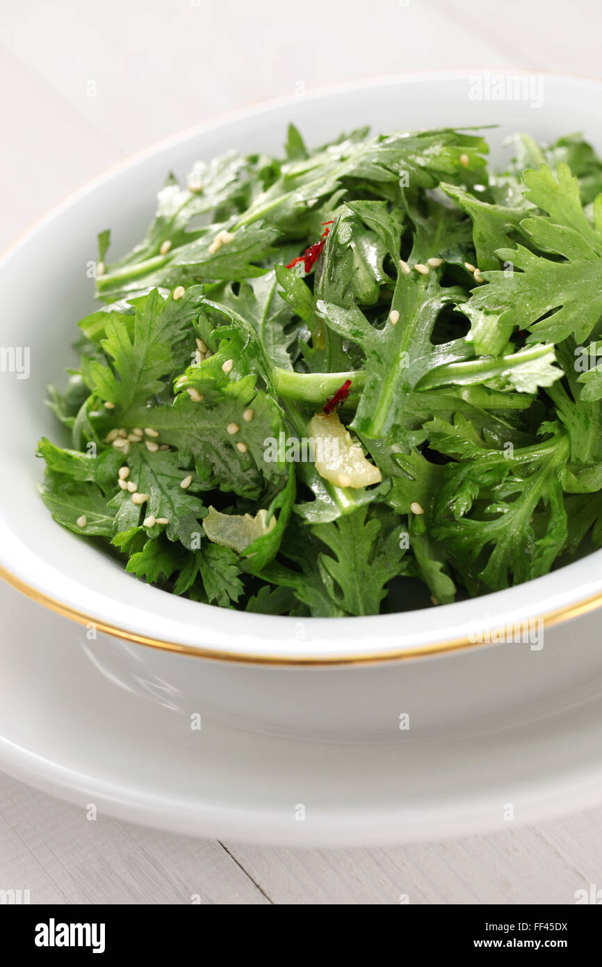 Crown Daisy Salat mit Sesam Stockfoto
