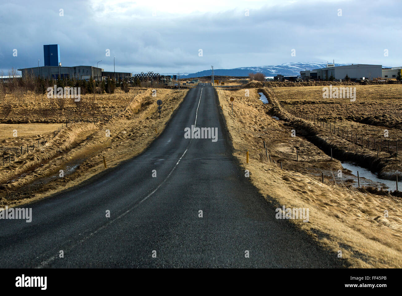 Ringstraße in Island mit Berglandschaft, Frühling Stockfoto