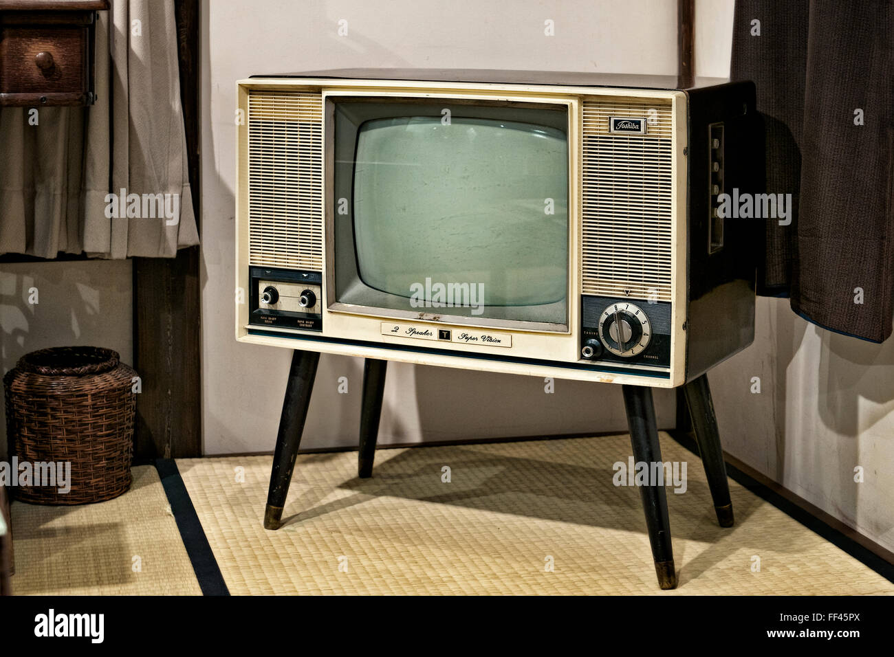 Japan, Insel Honshu, Kanto, Tokio, Shitamachi Museum, sechziger Jahre Toshiba TV-Gerät. Stockfoto