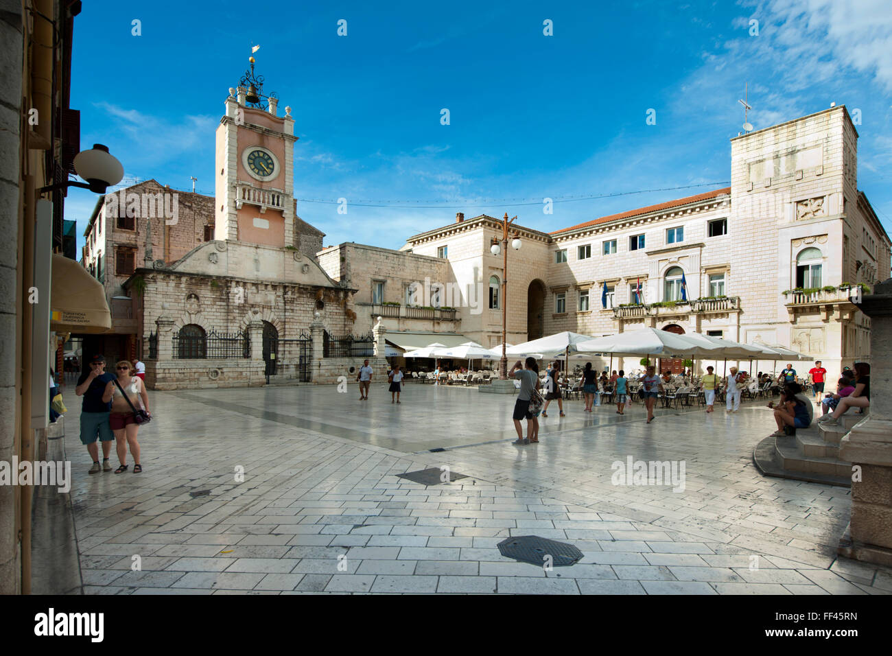 Fernsehreihe, Dalmatien, Zadar, Narodni Trg, Stadtwache Mit Uhrturm Und Rathaus Stockfoto