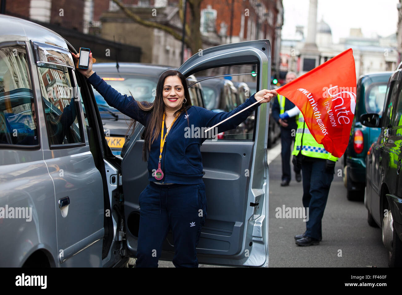 London, UK. 10. Februar 2016. Tausenden Taxifahrer bringen Verkehr zum Stillstand mit Whitehall Demonstration von United Taxifahrer Gruppe gegen Uber. Schwarzen Taxifahrer bringt Verkehr zum Stillstand in Westminster mit einem Protest vor Downing Street heute Nachmittag - sagen, sie kämpfen um ihre Existenz zu verteidigen. Bildnachweis: Dinendra Haria/Alamy Live-Nachrichten Stockfoto