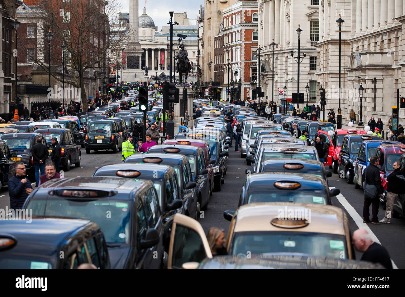 London, UK. 10. Februar 2016. Tausenden Taxifahrer bringen Verkehr zum Stillstand mit Whitehall Demonstration von United Taxifahrer Gruppe gegen Uber. Schwarzen Taxifahrer bringt Verkehr zum Stillstand in Westminster mit einem Protest vor Downing Street heute Nachmittag - sagen, sie kämpfen um ihre Existenz zu verteidigen. Bildnachweis: Dinendra Haria/Alamy Live-Nachrichten Stockfoto