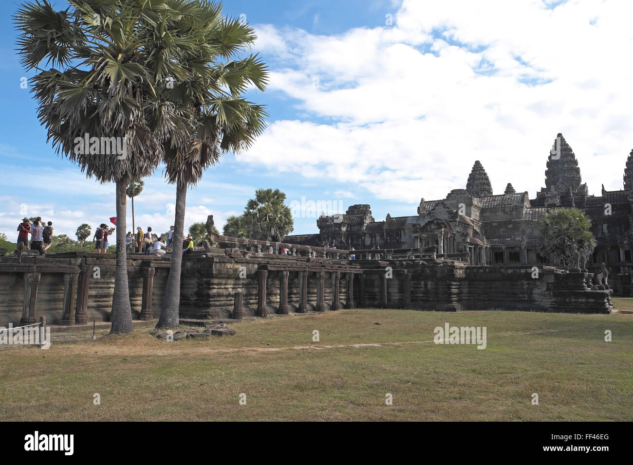 Main causeway Weg zum westlichen Eingang zum Angkor Wat, in der Nähe von Siem Reap, Kambodscha, Asien. Stockfoto