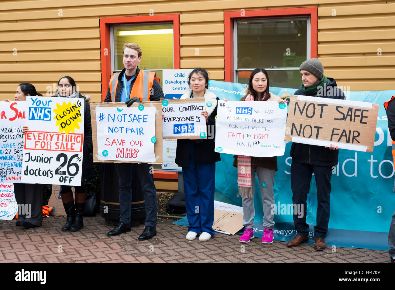 Milton Keynes Hospital, Milton Keynes, UK. 10. Februar 2016. Ärzte streiken montieren Sie eine Mahnwache und halten Schilder außen Milton Keynes Krankenhaus. Bildnachweis: David Isaacson/Alamy Live-Nachrichten Stockfoto