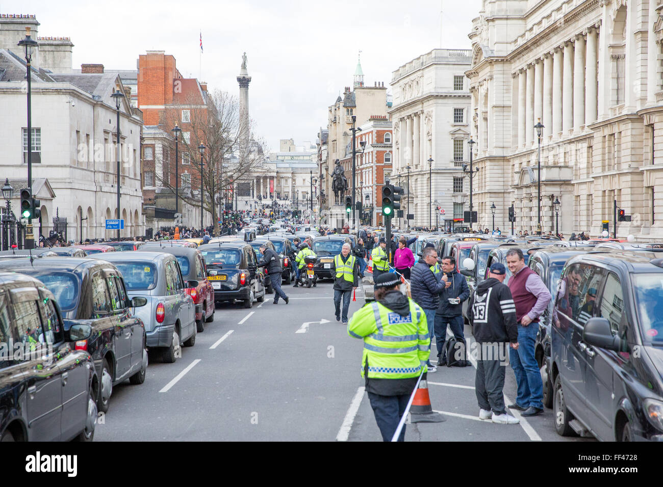 London, UK. 10. Februar 2016. Schwarzes Taxi Taxifahrer halten einen Bummelstreik Protest in Whitehall aus Protest gegen mangelnde staatliche Kontrolle des Minicab app Uber. Bildnachweis: Mark Kerrison/Alamy Live-Nachrichten Stockfoto