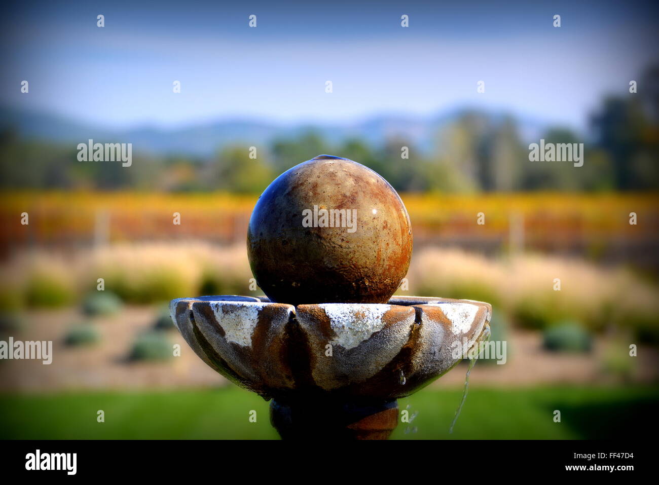 Herbst Bild eines Steins Kugel Brunnen befindet sich in Sonoma, Kalifornien Stockfoto