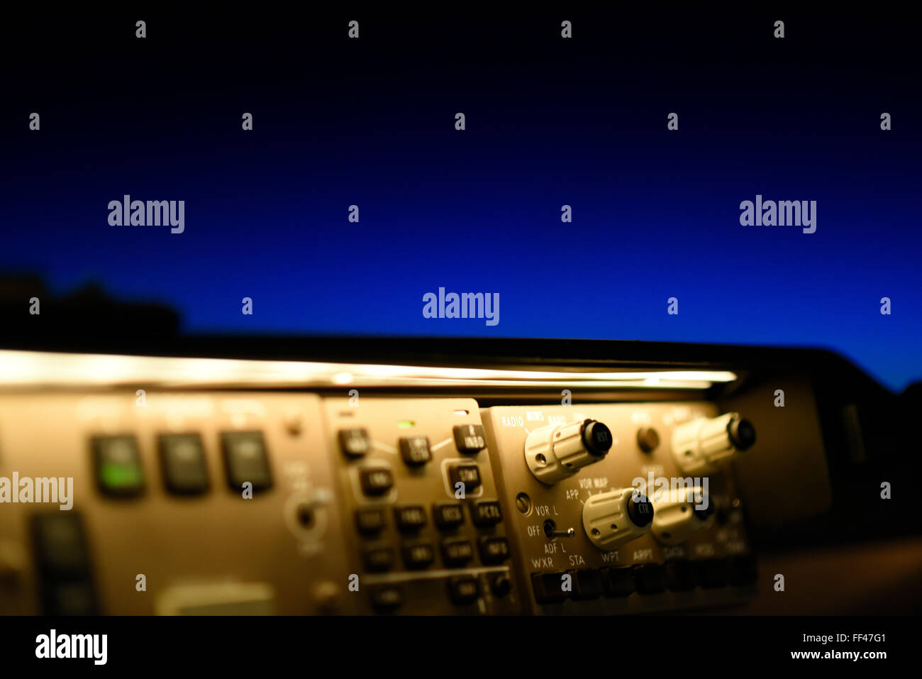 Glareshield Panel mit EFIS Control Panel der B747-8 mit tiefblauen Himmelshintergrund beleuchtet Stockfoto