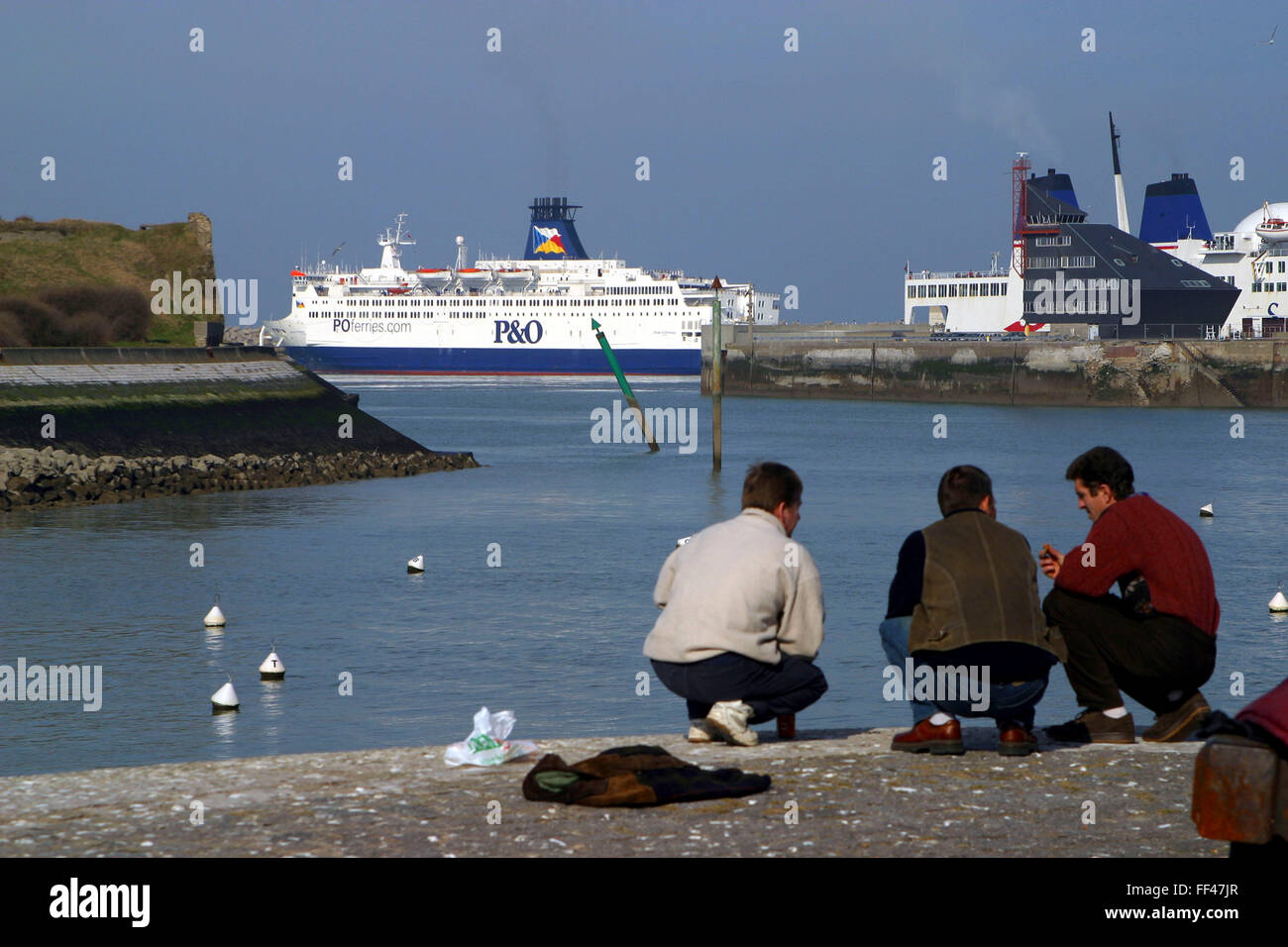 Fluchtlinge Zu Sehen Ein Anderes Schiff Calais Frankreich Fur Dover England Zu Verlassen Die Meisten Fluchtlinge Versuchen Und Auf Lastwagen Zu Verstecken Der Fahre Oder Den Armelkanal Tunnel Betreten Nach Das Fluchtlingslager Sangatte