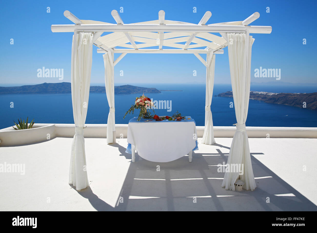 Hochzeitsdekoration mit Blick auf das Meer, Santorini, Griechenland Stockfoto