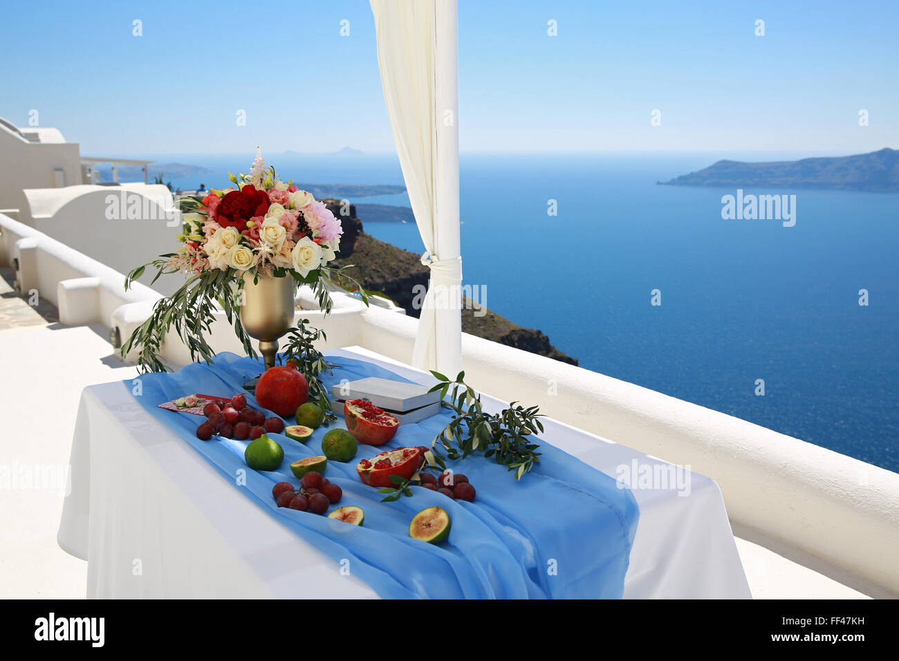 Hochzeitsdekoration mit Blick auf das Meer, Santorini, Griechenland Stockfoto