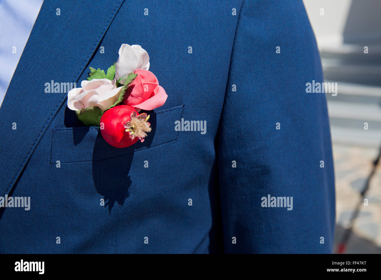 Boutonniere Blume auf Jacke Hochzeit Bräutigam Stockfoto