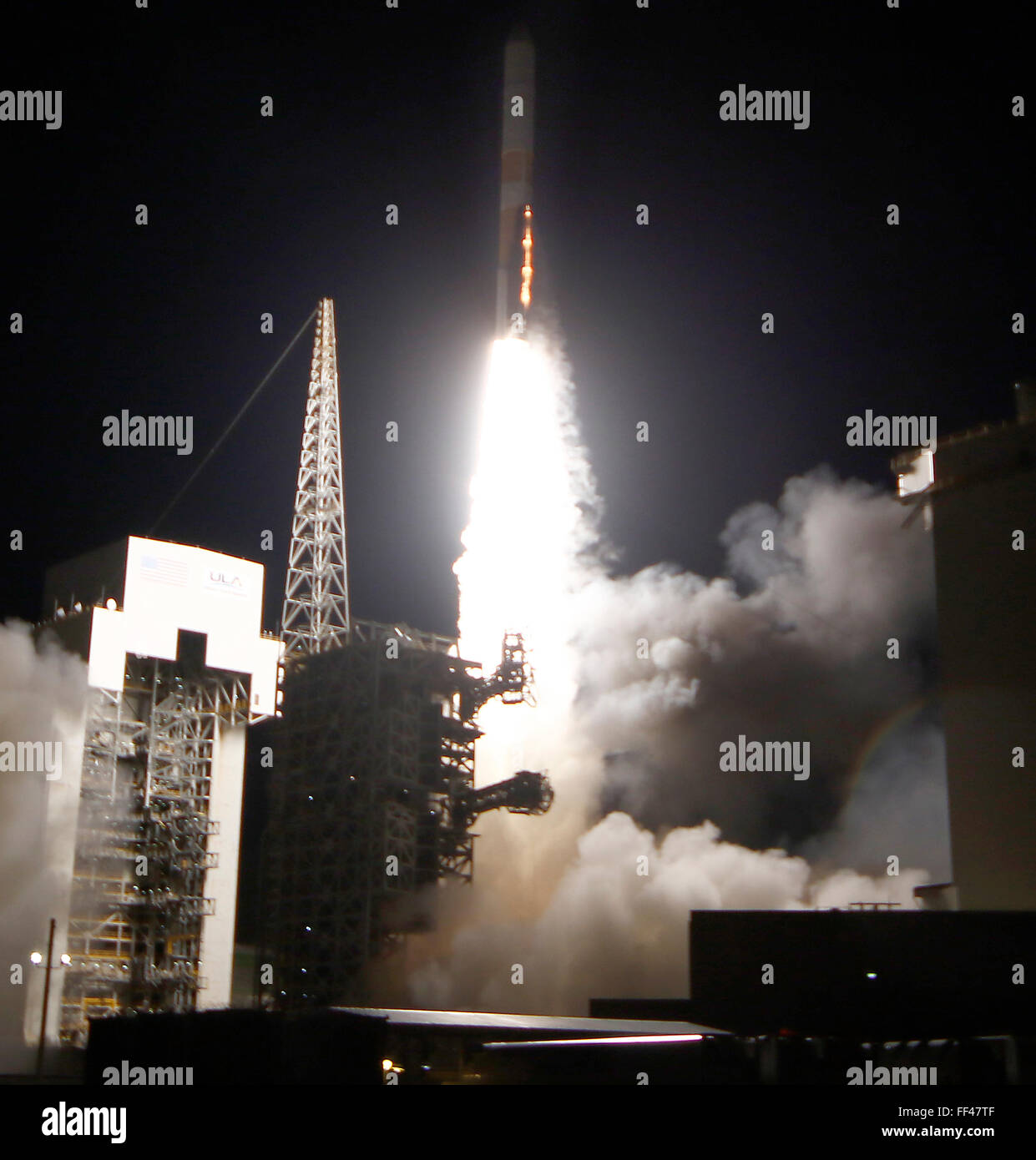 Vandenberg AFB ca. 10. Februar 2016. Eine ULA Delta 4-Rakete hebt ab mit dem NROL-45 Start zur Unterstützung der nationalen Verteidigung. Die Mission auf einer ULA Delta IV-Rakete abheben am Mittwoch, 10. Februar von Raum starten komplexe 6 auf der Vandenberg Air Force Base in Kalifornien. Die Startzeit ist 3:40 Uhr PST. Foto von gen Blevins/LA DailyNews/ZumaPress. Bildnachweis: Gene Blevins/ZUMA Draht/Alamy Live-Nachrichten Stockfoto