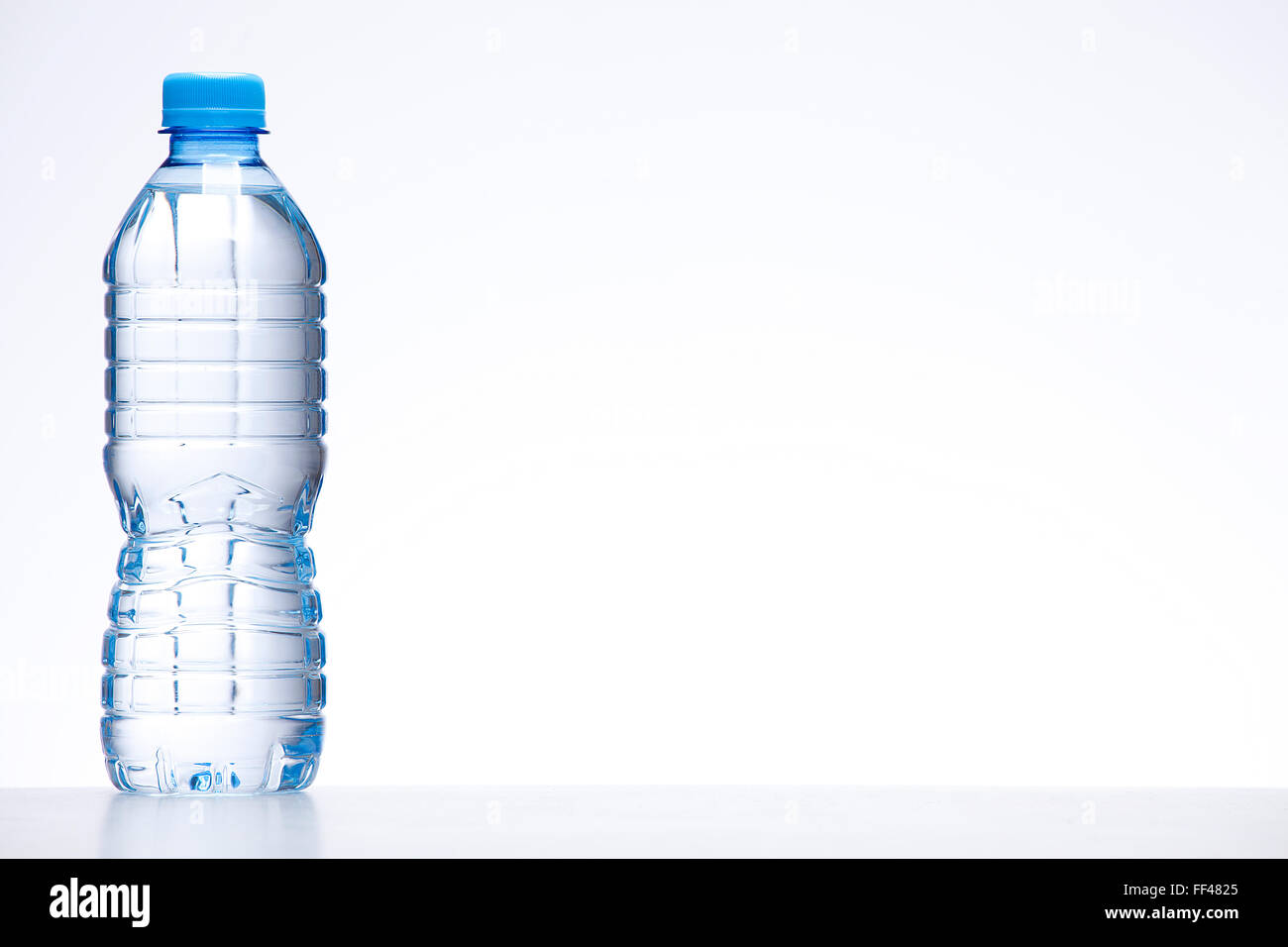 blaue Flasche Wasser auf weißem Hintergrund Stockfoto