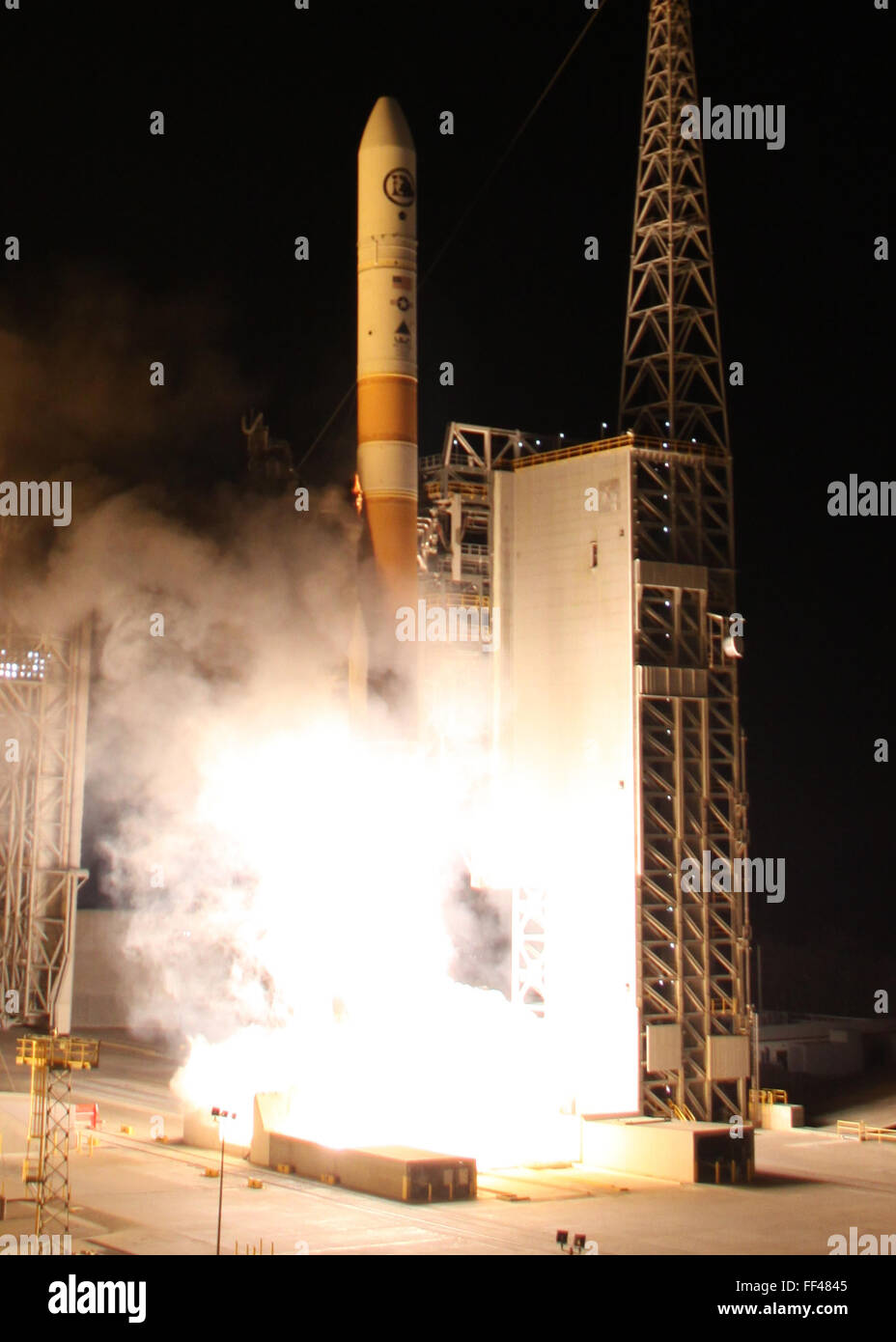 Vandenberg AFB ca. 10. Februar 2016. Eine ULA Delta 4-Rakete hebt ab mit dem NROL-45 Start zur Unterstützung der nationalen Verteidigung. Die Mission auf einer ULA Delta IV-Rakete abheben am Mittwoch, 10. Februar von Raum starten komplexe 6 auf der Vandenberg Air Force Base in Kalifornien. Die Startzeit ist 3:40 Uhr PST. Foto von gen Blevins/LA DailyNews/ZumaPress. Bildnachweis: Gene Blevins/ZUMA Draht/Alamy Live-Nachrichten Stockfoto