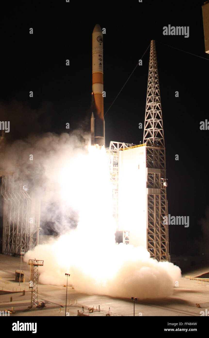 Vandenberg AFB ca. 10. Februar 2016. Eine ULA Delta 4-Rakete hebt ab mit dem NROL-45 Start zur Unterstützung der nationalen Verteidigung. Die Mission auf einer ULA Delta IV-Rakete abheben am Mittwoch, 10. Februar von Raum starten komplexe 6 auf der Vandenberg Air Force Base in Kalifornien. Die Startzeit ist 3:40 Uhr PST. Foto von gen Blevins/LA DailyNews/ZumaPress. Bildnachweis: Gene Blevins/ZUMA Draht/Alamy Live-Nachrichten Stockfoto