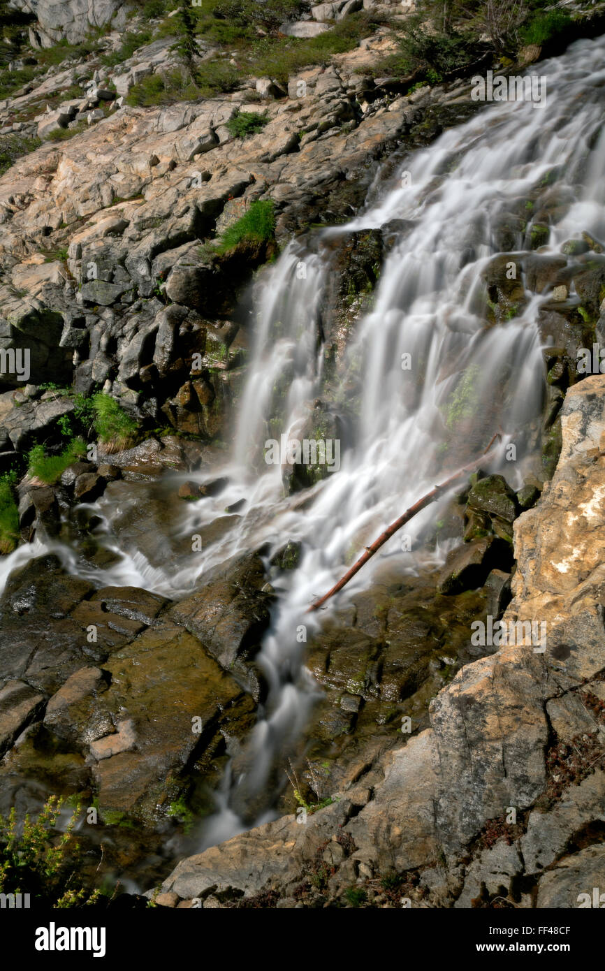 CA02791-00... Kalifornien - Granite Creek, einem steilen Hang oberhalb Granit See im Trinity Alpen Wildnisgebiet abstürzende. Stockfoto