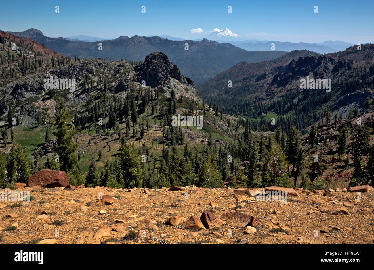 Kalifornien - Bär-Becken und die Bear Creek Valley mit Mount Shasta im Abstand von sieben bis Trail; Dreiheit-Alpen. Stockfoto