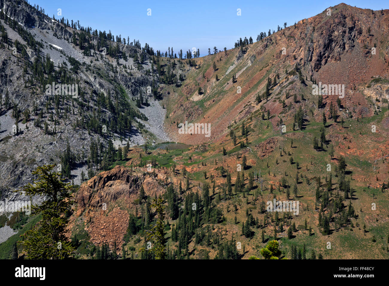 Kalifornien - eine krasse Linie zwischen roten Eisen reichen Serpentin und Peridotit Rock und grauen Granit Felsen in der Dreiheit-Alpen. Stockfoto