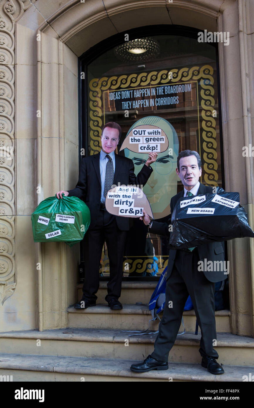 Gefälschte David Cameron und George Osbourne diskutieren Fracking um an der TUC-Nein zu Sparmaßnahmen Demo außerhalb der konservativen Parteikonferenz, Manchester zu demonstrieren. 4. Oktober 2015 Stockfoto