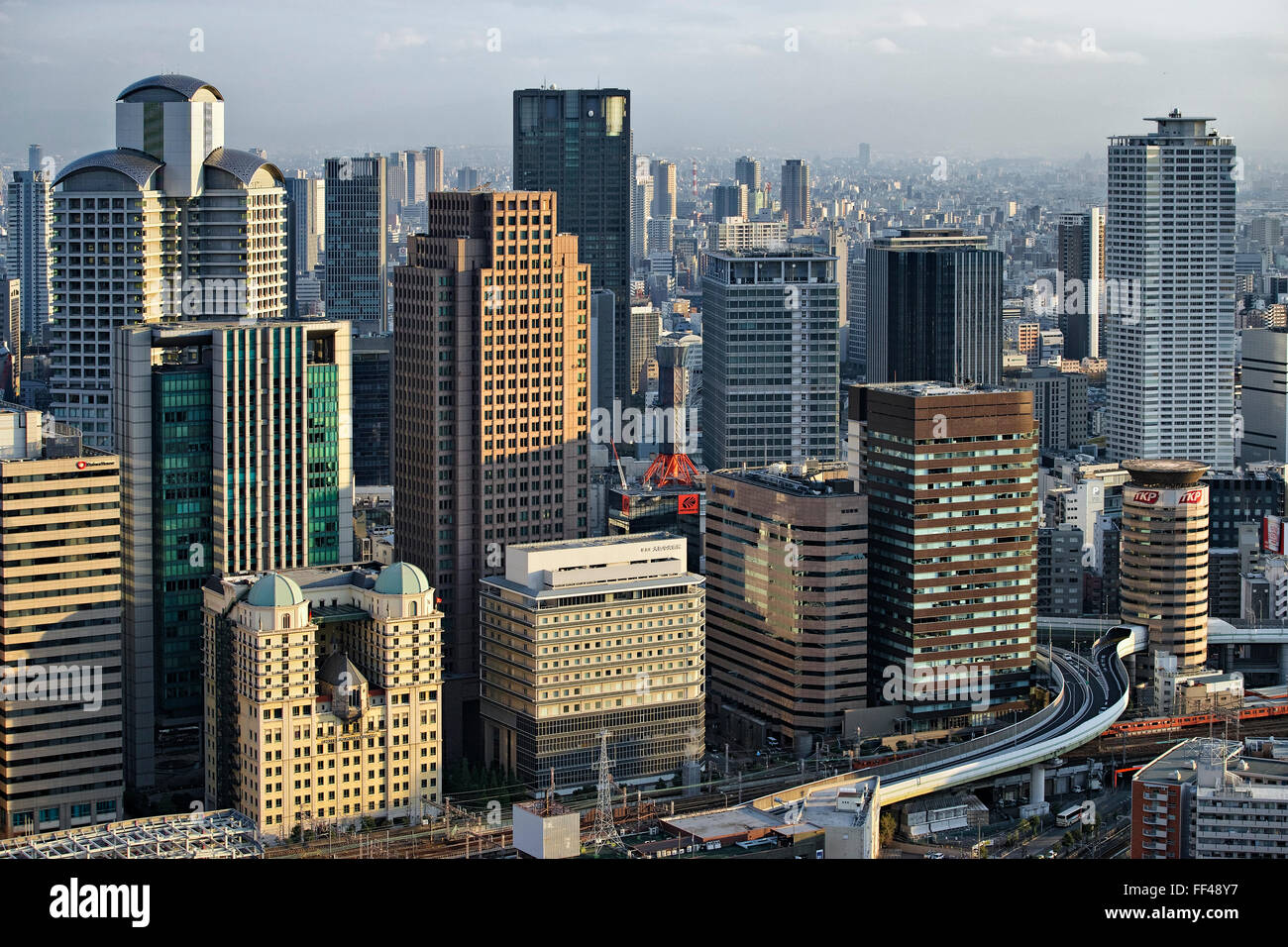 Japan, Insel Honshu, Kansai, Osaka, die Skyline der Stadt. Stockfoto