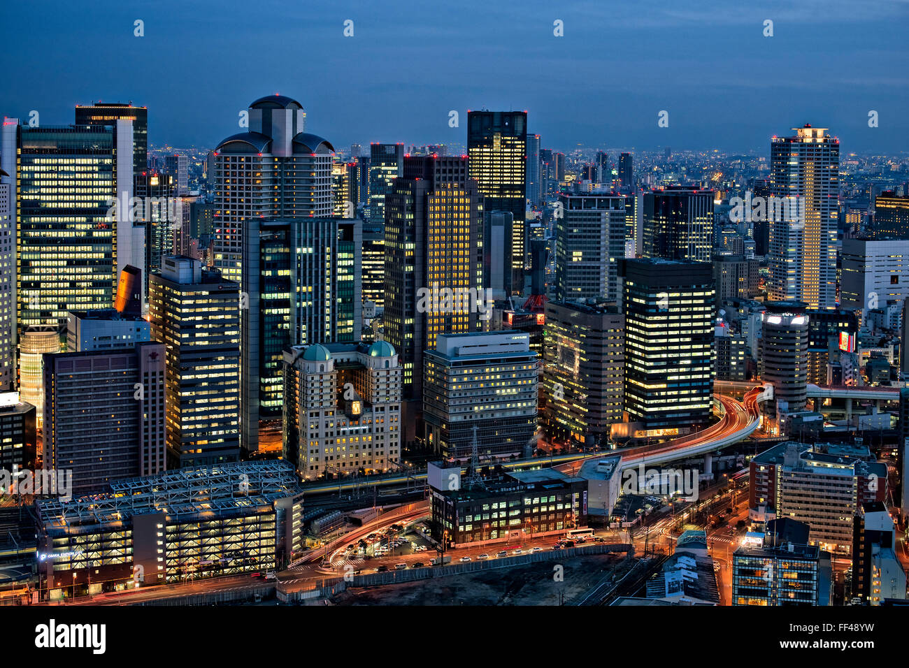 Japan, Insel Honshu, Kansai, Osaka, die Skyline der Stadt in der Nacht. Stockfoto