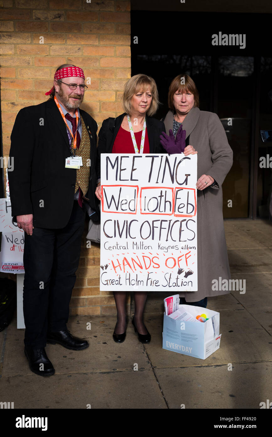 Civic Offices, Milton Keynes, UK. 10. Februar 2016. Arbeitsrechtlichen Stadtrat Zoe Nolan (Mitte) hält ein Schild gegen die Schließung des großen Holm Feuerwache im Vorfeld einer Sitzung von Buckinghamshire & Milton Keynes Feuer Behörde. Bildnachweis: David Isaacson/Alamy Live-Nachrichten Stockfoto