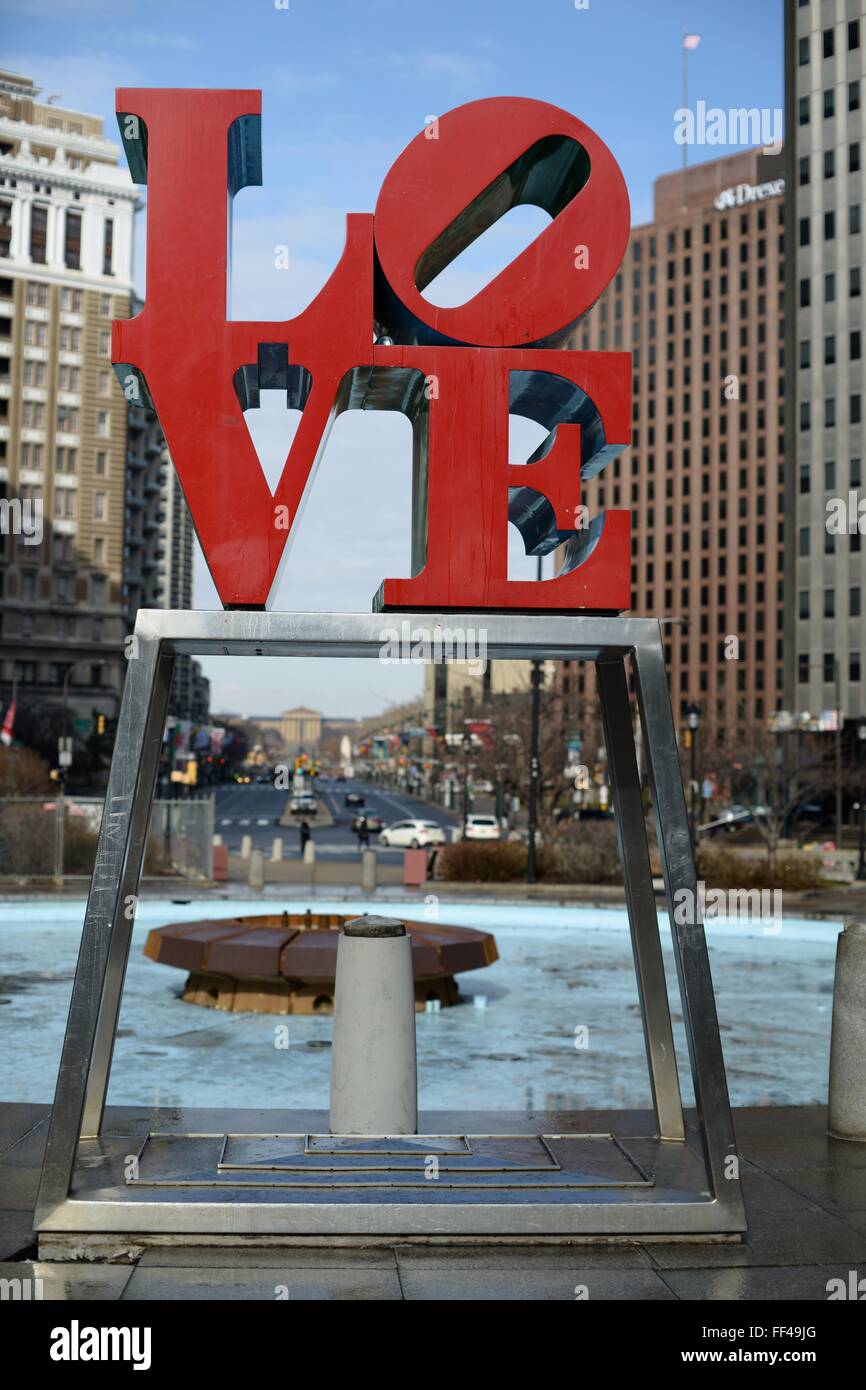 Philadelphia, PA, USA. 10. Februar 2016. Die legendären Liebe Statue von Robert Indiana an seiner Stelle im JFK Plaza (aka LOVE Park), in Center City Philadelphia. Vertreter der Stadt den ersten Spatenstich für die Sanierung des Center City Philadelphia, Park am 10. Februar. die endgültige Gestaltung des öffentlichen Raumes schließt Pläne für besseren Zugang und offene Sichtlinien entlang Benjamin Franklin Parkway in Richtung Rathaus und das Philadelphia Museum of Art (hier zu sehen in der Ferne). Bildnachweis: Bastiaan Slabbers/Alamy Live-Nachrichten Stockfoto