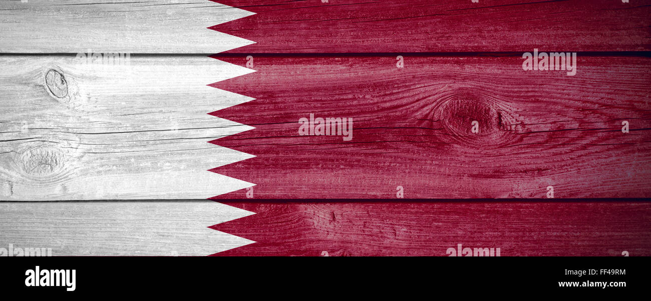 Flagge von Katar oder Qatari Banner auf hölzernen Hintergrund Stockfoto