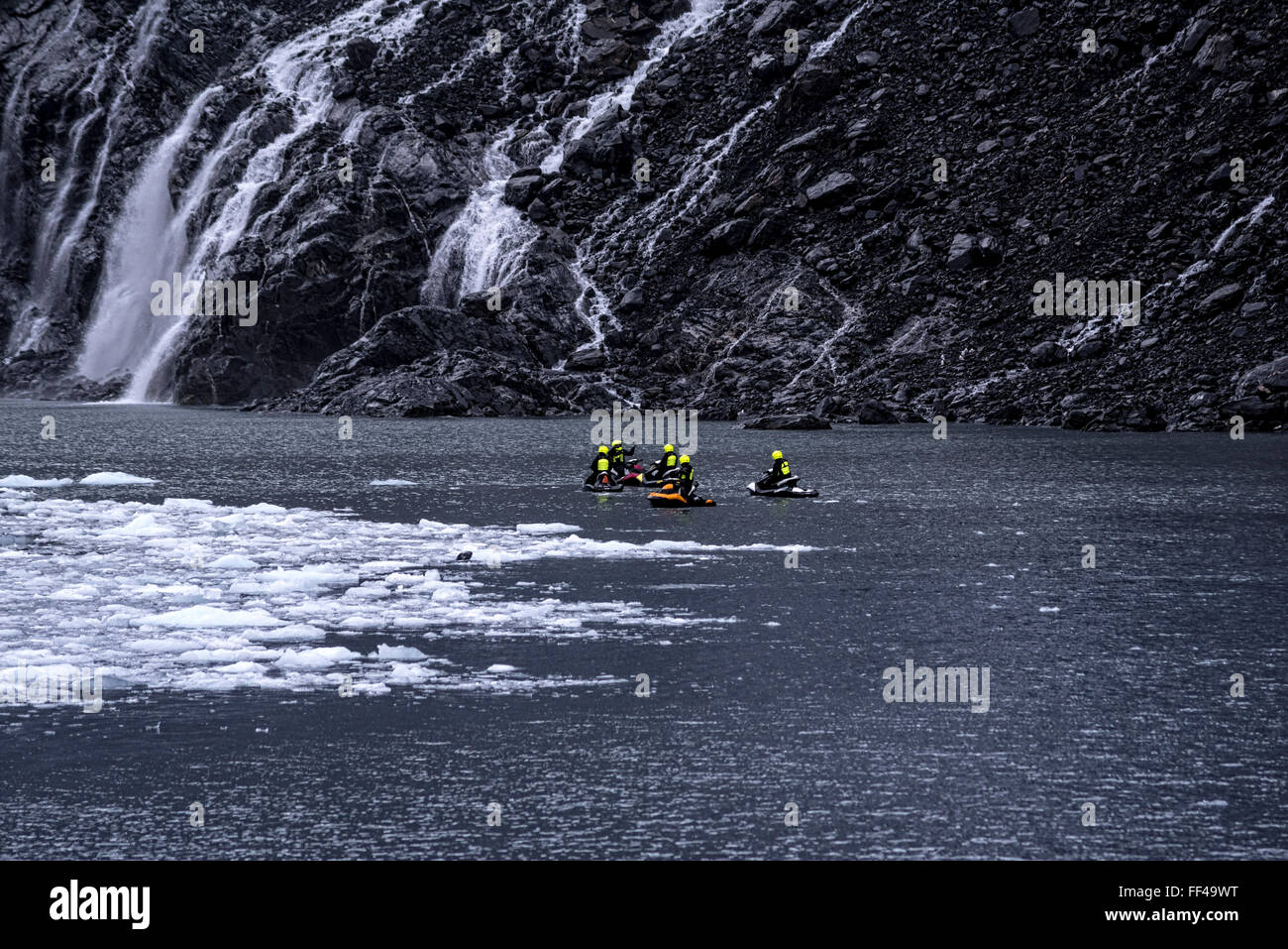 Jet-Skifahrer im eiskalten Wasser vor Gletscher des Prince William Sound, Alaska. Stockfoto