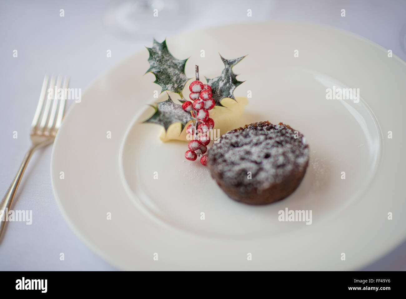 Christmas Pudding mit Holly und Brandy butter Stockfoto