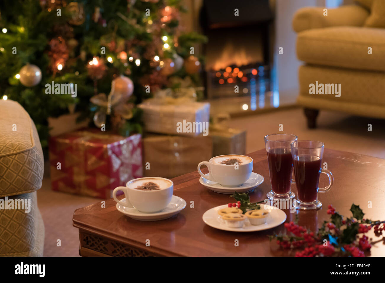 Weihnachten Mince Pies mit Baum und Glühwein Stockfoto