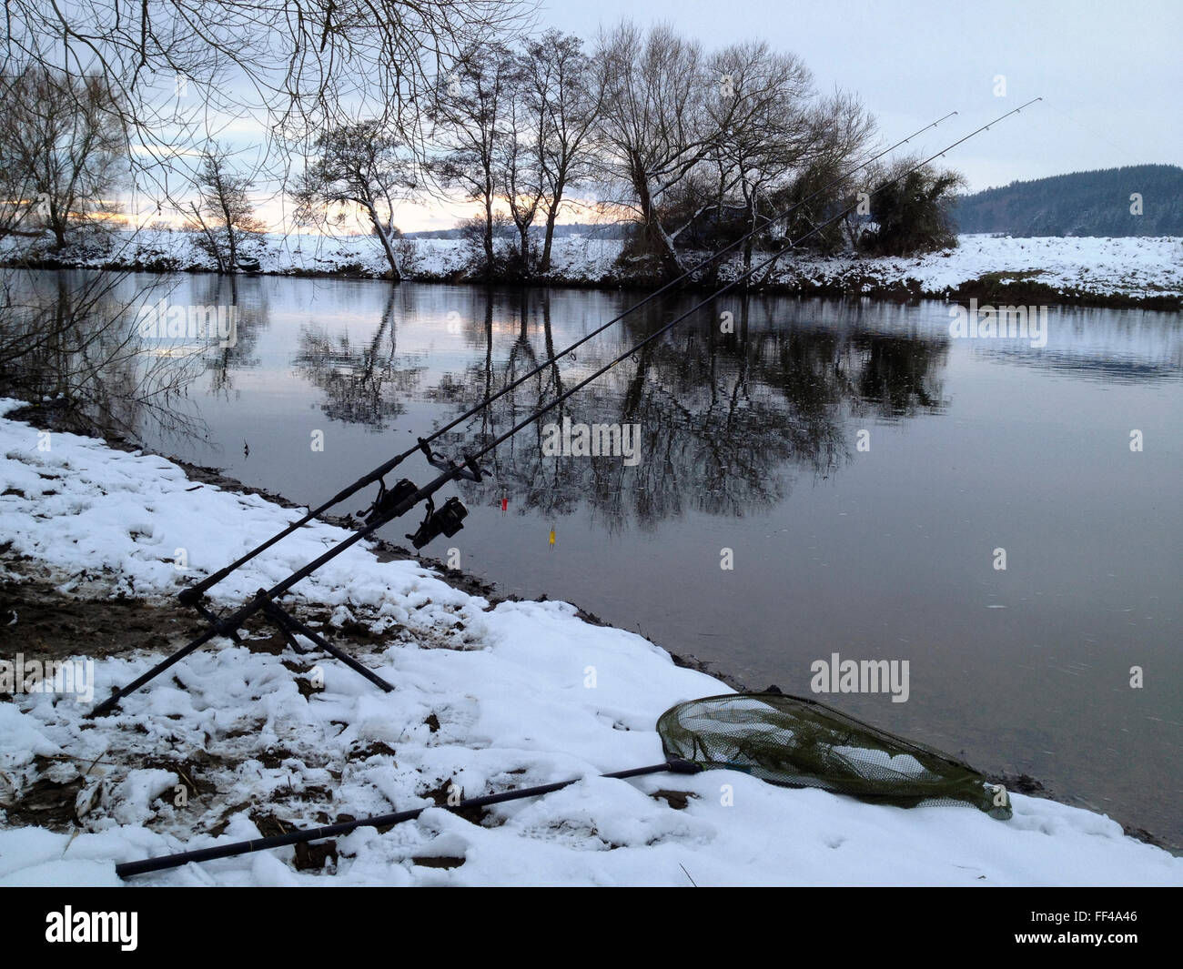 Angeln für Barben im Winterschnee am Fluss Wye bei The Warren Hay-on-Wye Powys Wales UK. Stockfoto