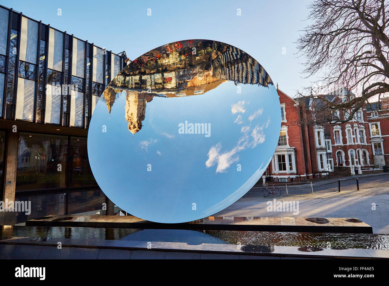 Blick auf den Himmel Spiegel am Nottingham Playhouse. Stockfoto