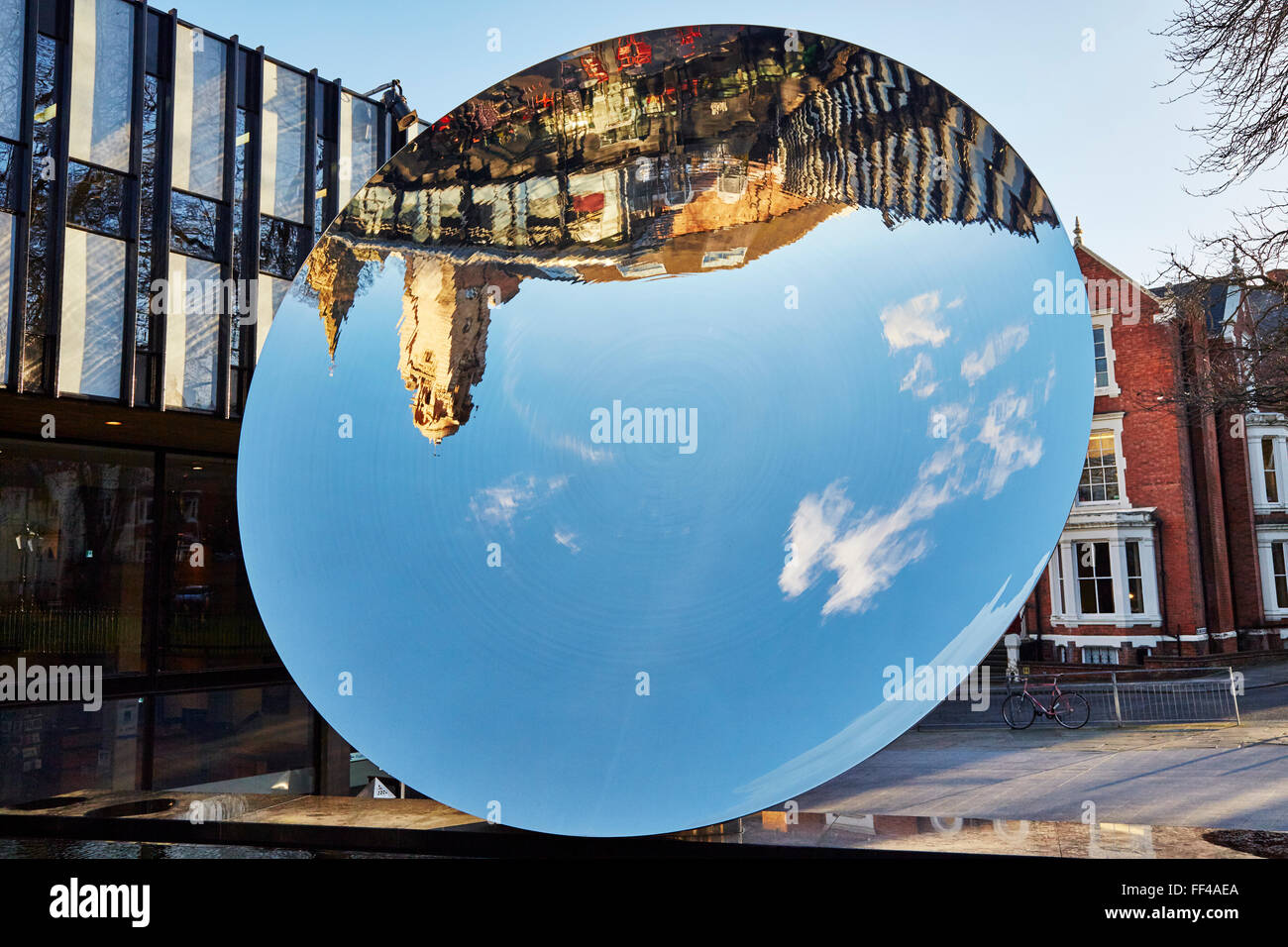 Blick auf den Himmel Spiegel am Nottingham Playhouse. Stockfoto