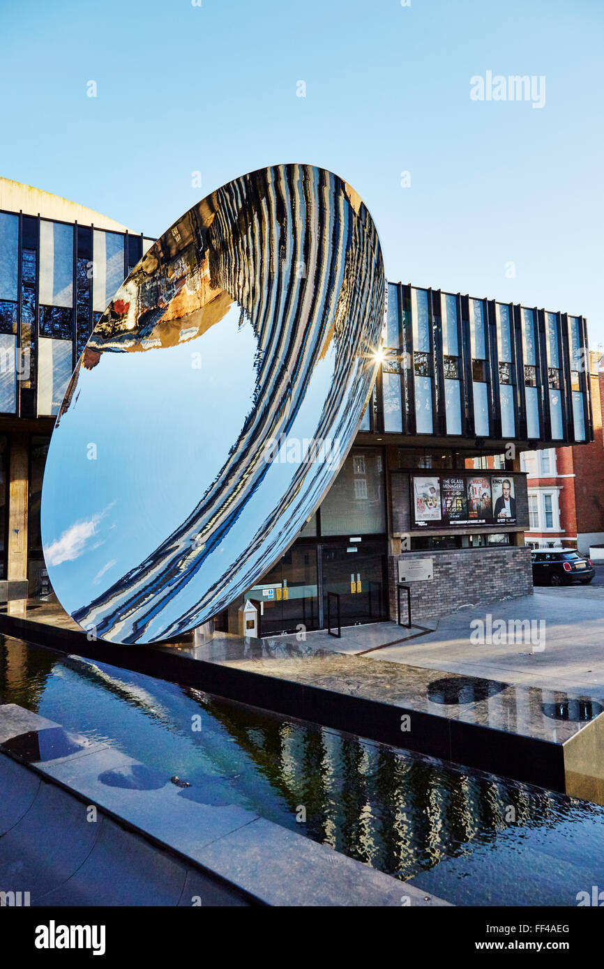 Blick auf den Himmel Spiegel am Nottingham Playhouse. Stockfoto