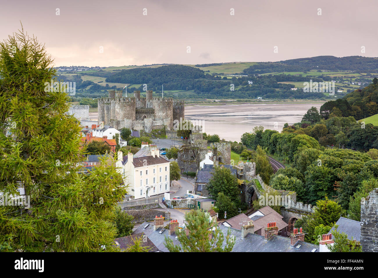 Conwy Castle von Stadtmauern, Conwy, Wales, Vereinigtes Königreich, Europa gesehen. Stockfoto