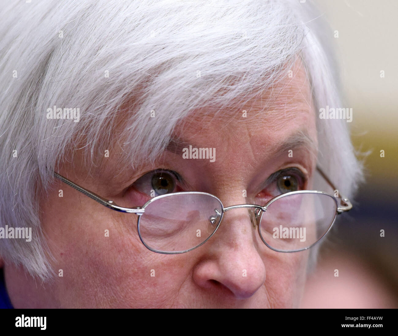 Washington, DC, USA. 10. Februar 2016. US-Federal-Reserve-Vorsitzende Janet Yellen bezeugt vor dem Ausschuss für Finanzdienstleistungen des Repräsentantenhauses der Vereinigten Staaten auf dem Capitol Hill in Washington, DC, USA, 10. Februar 2016. Janet Yellen am Mittwoch signalisiert, dass die Fed noch Tür offen für weitere Zinserhöhungen, aber kennzeichnen Risiken hält, die alle weiteren Schritte verzögern könnte. Bildnachweis: Yin Bogu/Xinhua/Alamy Live-Nachrichten Stockfoto