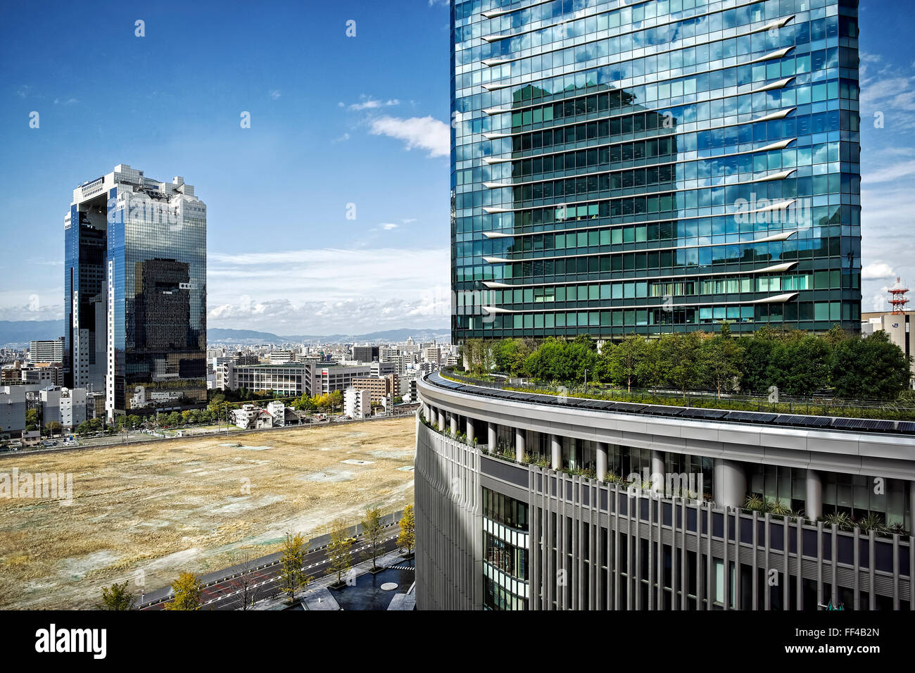 Japan, Insel Honshu, Kansai, Osaka, Grand Front und Umeda Sky Gebäude. Stockfoto